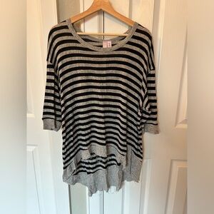 Wilt lightweight, raw hem, back slant, hi-lo sweater